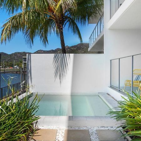 Peppers Blue On Blue Hotel Nelly Bay Exterior foto A private pool at a resort in Queensland, Australia