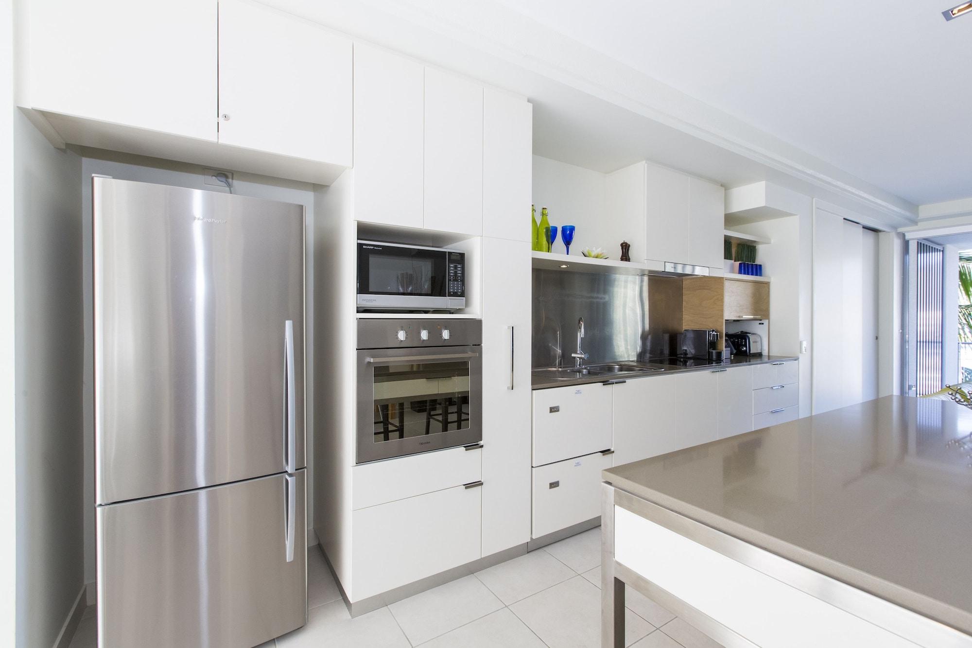 Peppers Blue On Blue Hotel Nelly Bay Exterior foto A modern kitchen