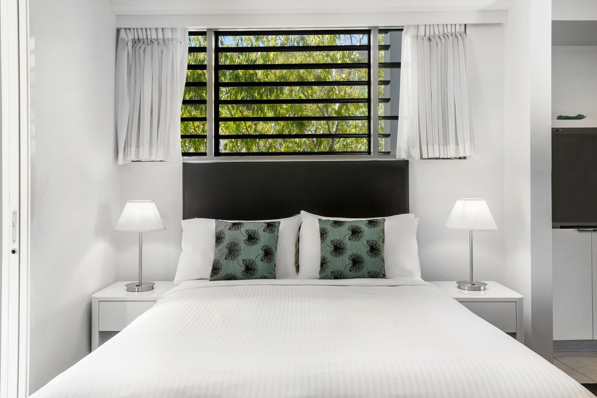 Peppers Blue On Blue Hotel Nelly Bay Exterior foto A bedroom at the hotel