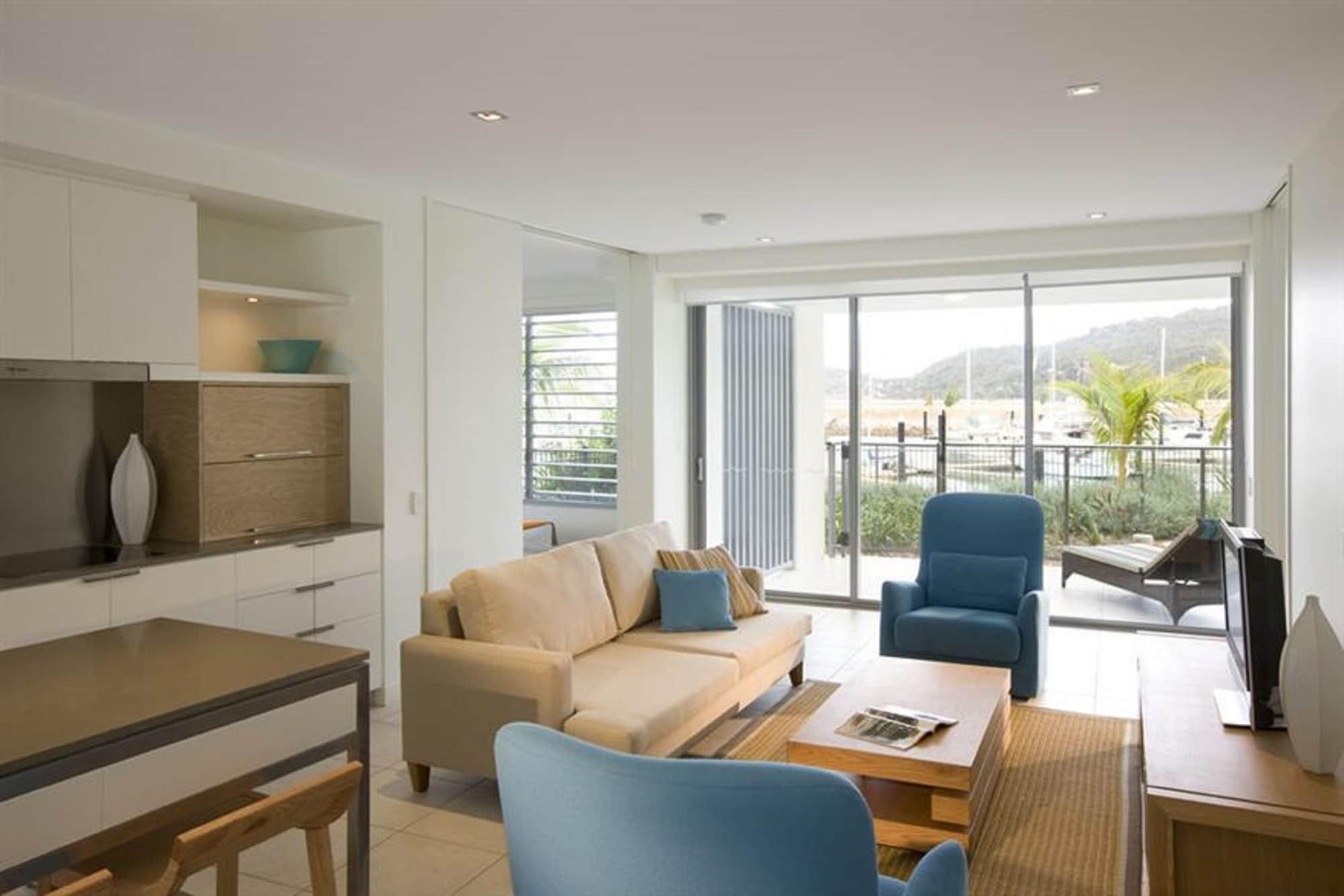 Peppers Blue On Blue Hotel Nelly Bay Exterior foto Living area of a two-bedroom apartment
