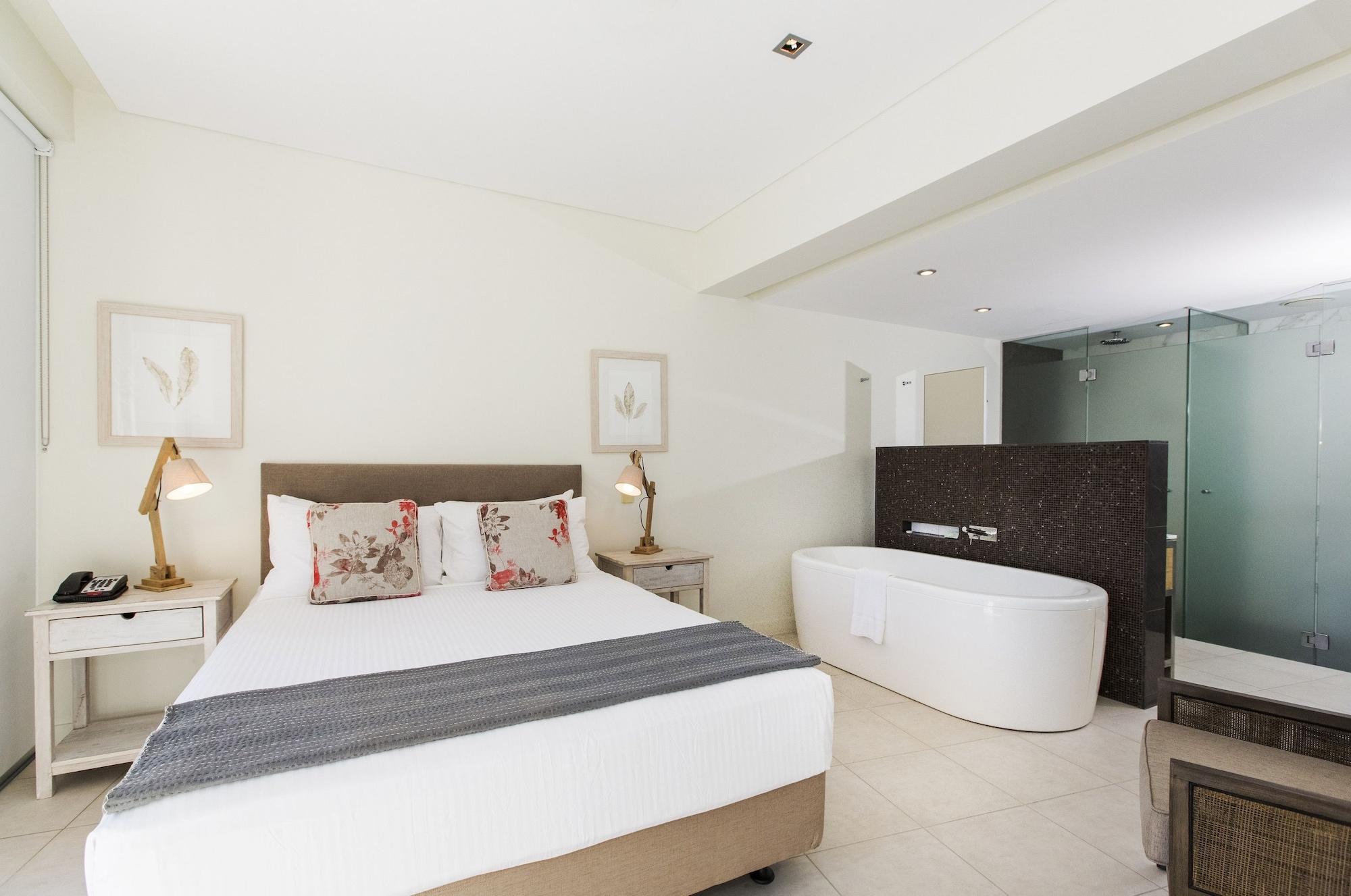 Peppers Blue On Blue Hotel Nelly Bay Exterior foto A bedroom at the hotel
