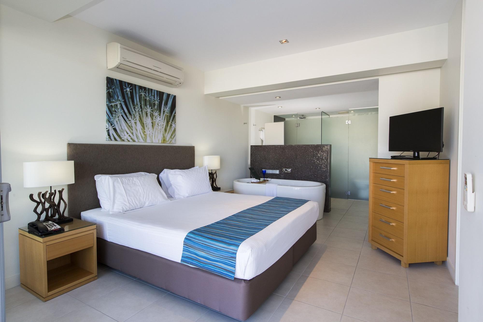 Peppers Blue On Blue Hotel Nelly Bay Exterior foto A bedroom at the Mantra on Saltwater Island