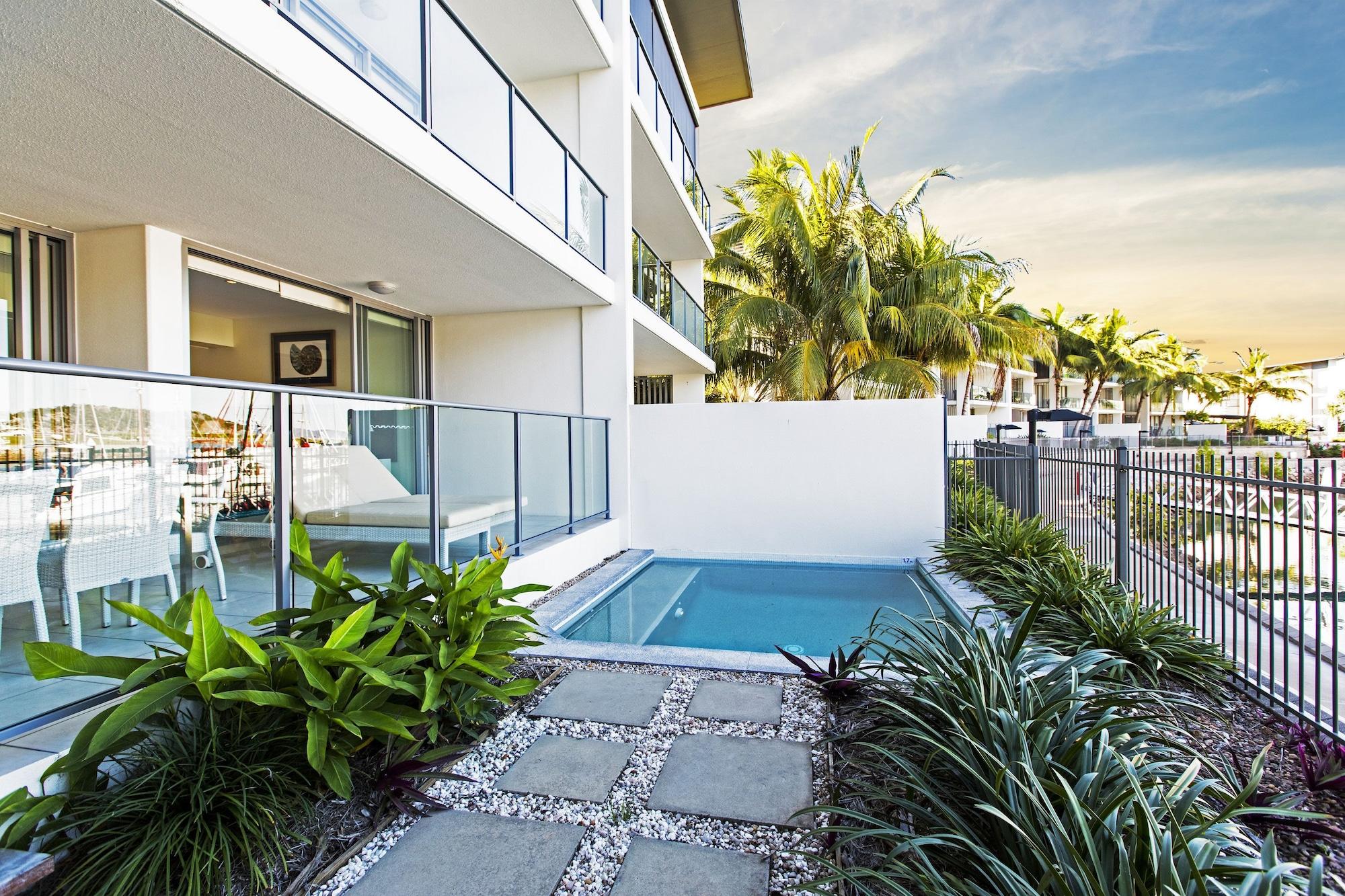 Peppers Blue On Blue Hotel Nelly Bay Exterior foto A pool at a private residence