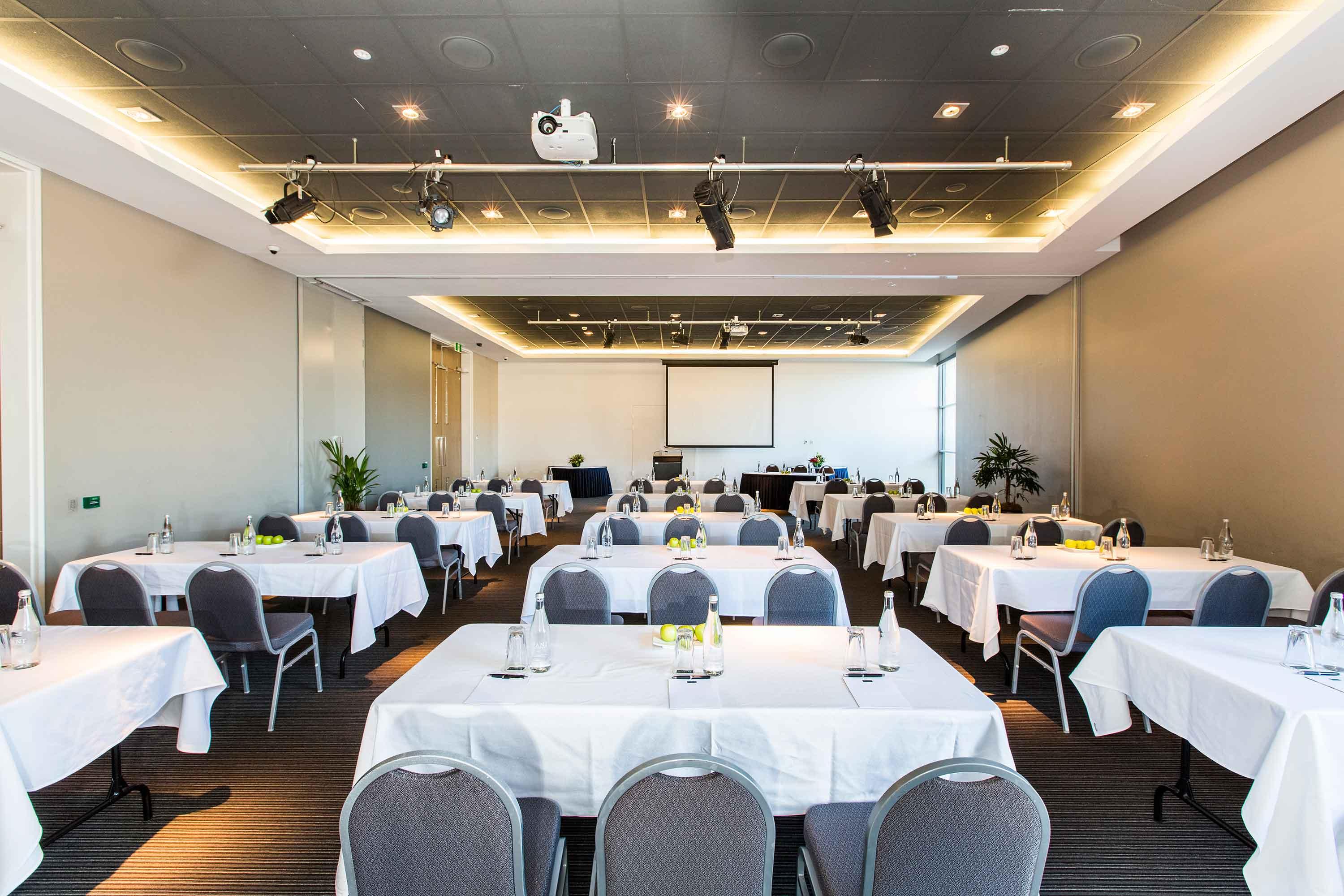 Peppers Blue On Blue Hotel Nelly Bay Exterior foto The conference room