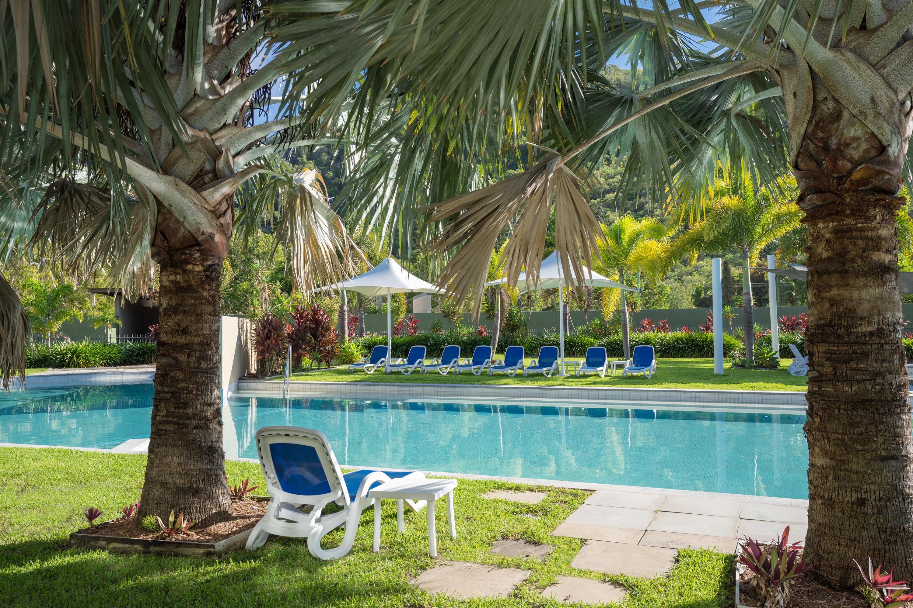 Peppers Blue On Blue Hotel Nelly Bay Exterior foto The pool at the resort