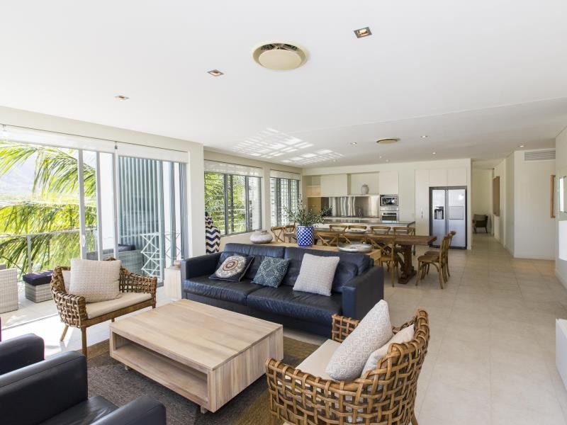 Peppers Blue On Blue Hotel Nelly Bay Exterior foto A living room in a modern house