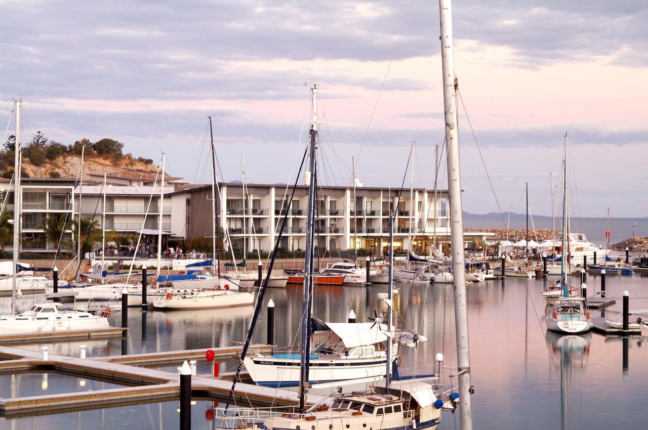 Peppers Blue On Blue Hotel Nelly Bay Exterior foto The Marina at sunset