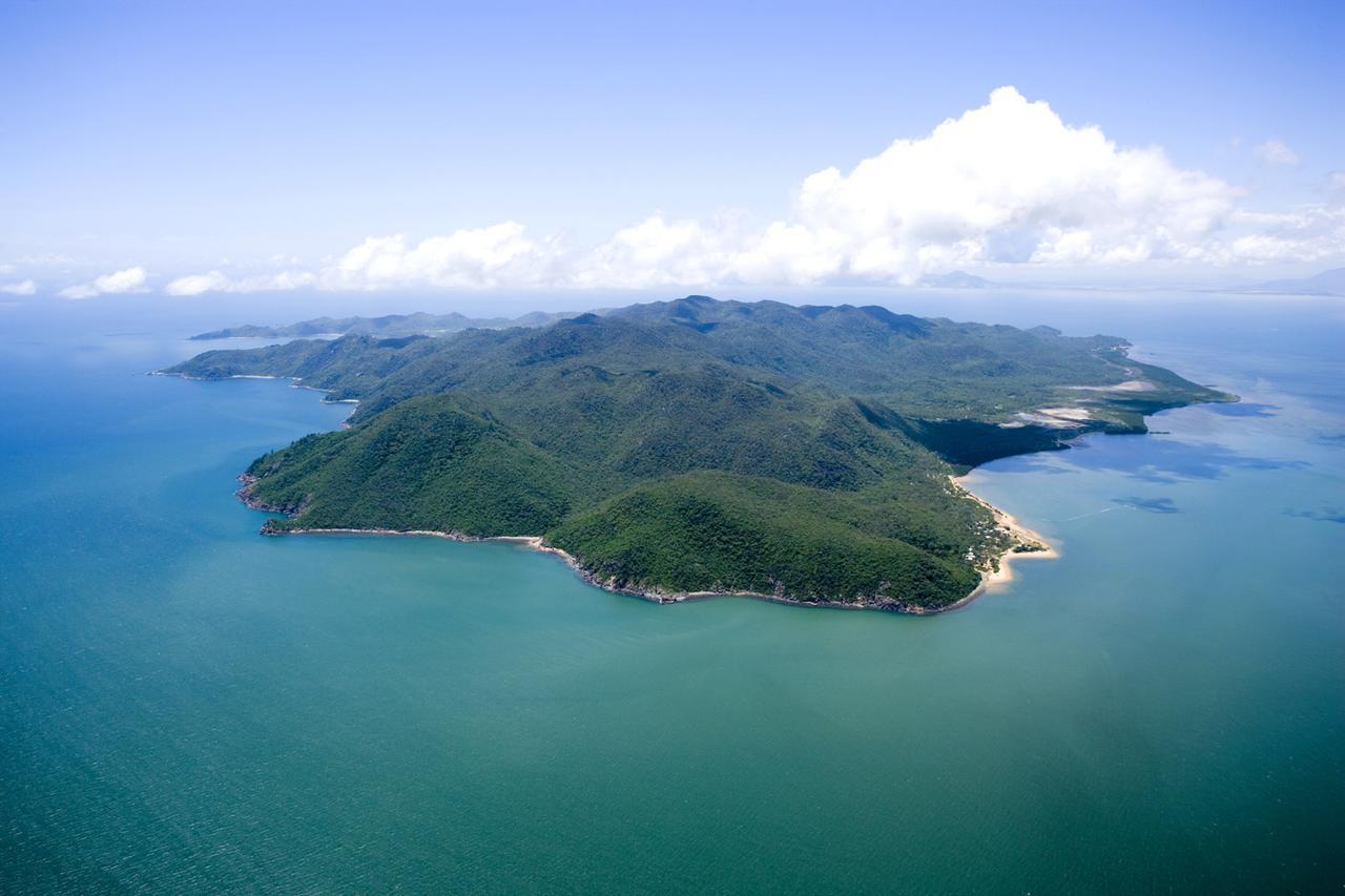 Peppers Blue On Blue Hotel Nelly Bay Exterior foto Aerial view of the island