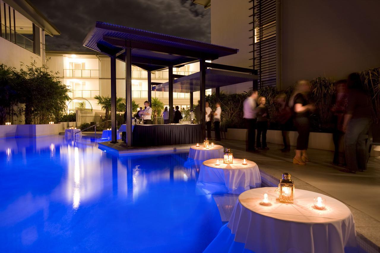 Peppers Blue On Blue Hotel Nelly Bay Exterior foto The pool at the hotel