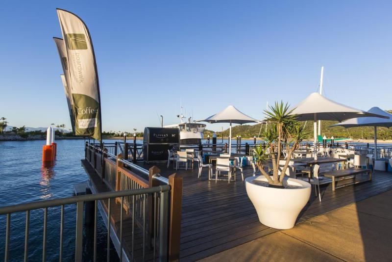 Peppers Blue On Blue Hotel Nelly Bay Exterior foto The Deck at Mooloolaba Marina