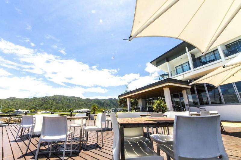 Peppers Blue On Blue Hotel Nelly Bay Exterior foto The airport's lounge